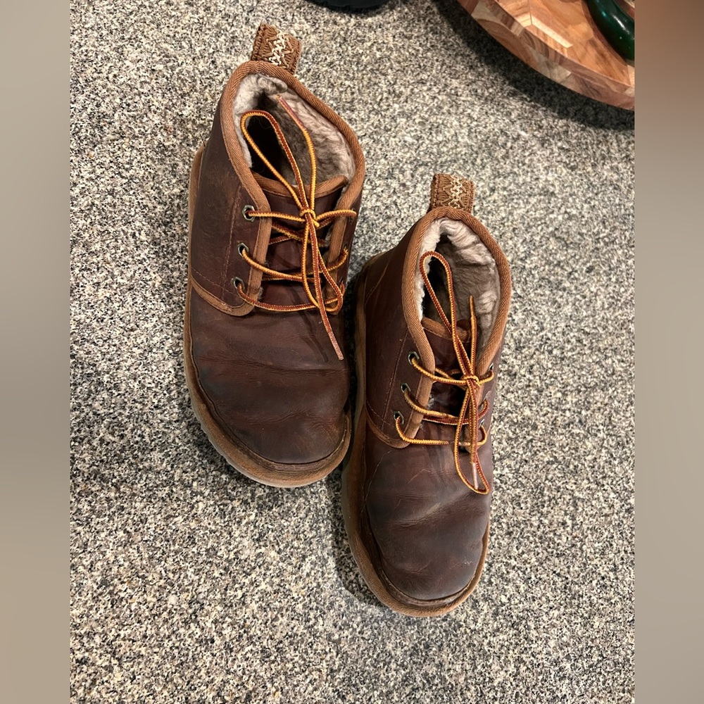 leather uggs - Picture 2 of 5